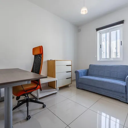 Apartment Cosy 2br Sunlit Penthouse With Large Front Terrace - Close To St Julian's, Sliema, & Valletta *