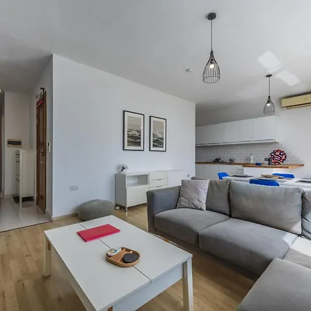 Cosy 2br Sunlit Penthouse With Large Front Terrace - Close To St Julian's, Sliema, & Valletta