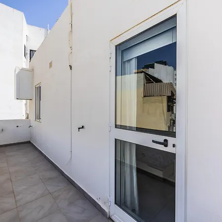 Cosy 2br Sunlit Penthouse With Large Front Terrace - Close To St Julian's, Sliema, & Valletta Apartment *