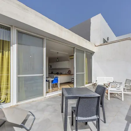 Cosy 2br Sunlit Penthouse With Large Front Terrace - Close To St Julian's, Sliema, & Valletta
