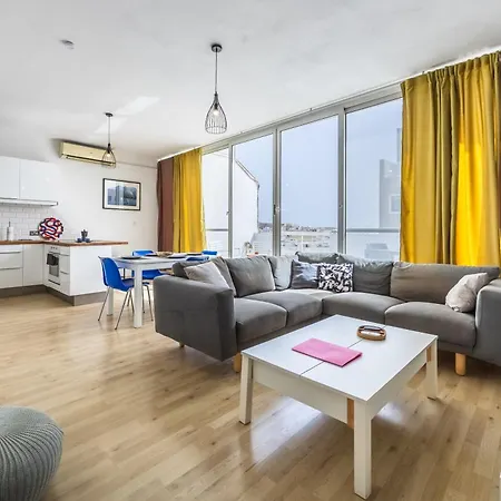 Cosy 2br Sunlit Penthouse With Large Front Terrace - Close To St Julian's, Sliema, & Valletta