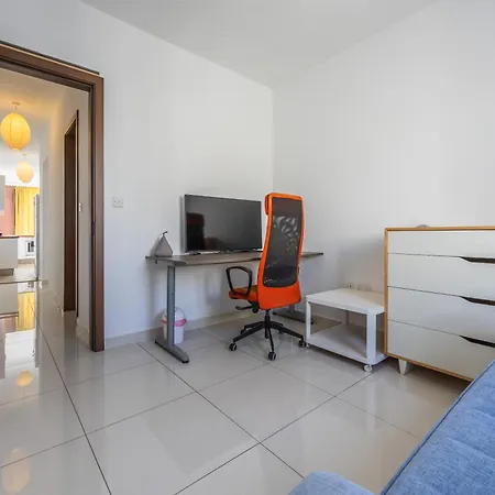 Cosy 2br Sunlit Penthouse With Large Front Terrace - Close To St Julian's, Sliema, & Valletta דירה *