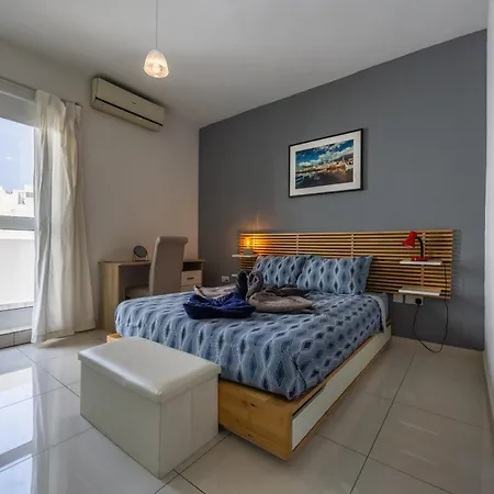 Cosy 2br Sunlit Penthouse With Large Front Terrace - Close To St Julian's, Sliema, & Valletta דירה